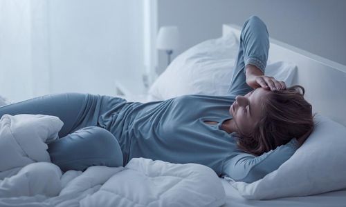 эксперт объяснил, почему нельзя спать со смартфоном под подушкой
