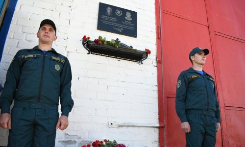 амурским пожарным, погибшим при исполнении долга, установили мемориальную доску

