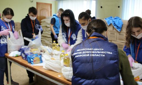 волонтеры в амурской области получат от губернатора по 20 тысяч рублей
