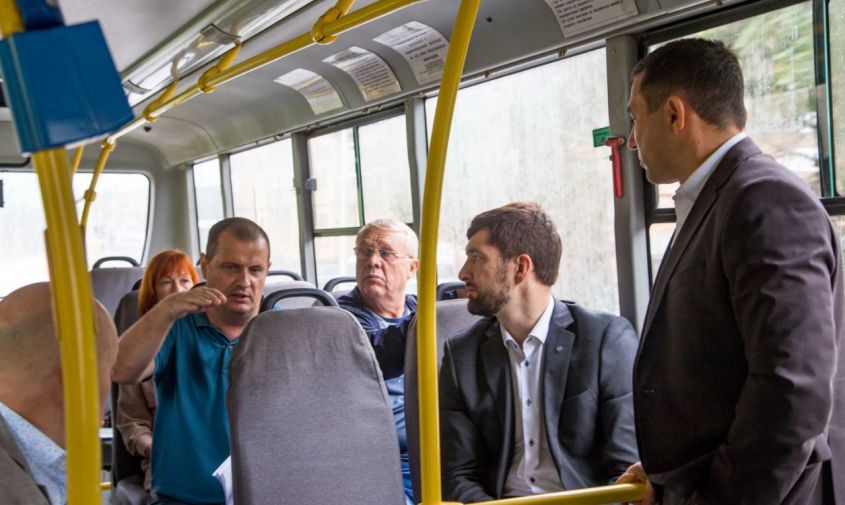 мэр благовещенска проехал в автобусе вместе с перевозчиками городских маршрутов и услышал просьбы
