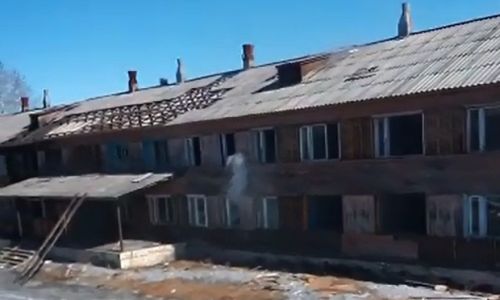 очевидец: в зее дети подожгли расселенное общежитие