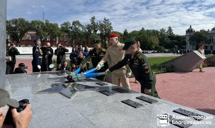 Негаснущее пламя памяти: на площади Победы в Благовещенске зажгли Вечный огонь (ФОТО)