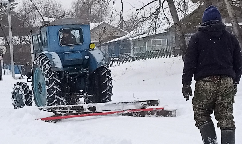 сварка и трактор помогли жителям села в магдагачинском районе самим убрать снег
