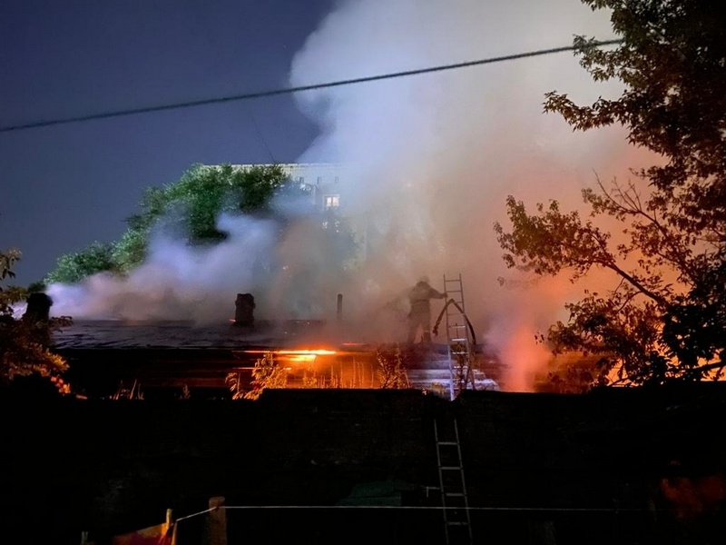 Троя горит. Пожар в Благовещенске сейчас. Здание горит. Пожар в Видном сегодня ночью. Сгоревший дом.