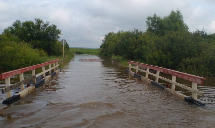 в шимановском районе затопило дорогу и мост через реку шатака
