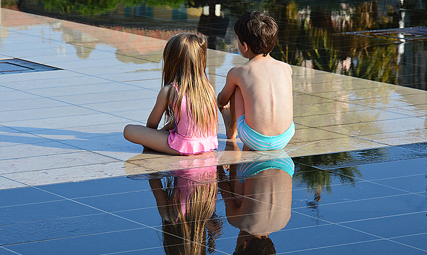 обливают ноги прохладной водой: в детских садах белогорского округа практикуют закаливание
