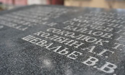 на мемориале около амурского умвд увековечили имя погибшего инспектора дпс
