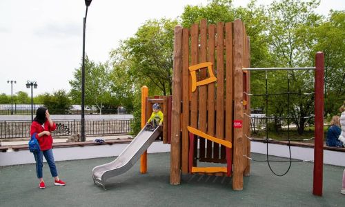 в парке дружбы открылась современная детская площадка
