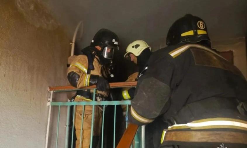 При пожаре в Свободном пожилая женщина надышалась угарным газом