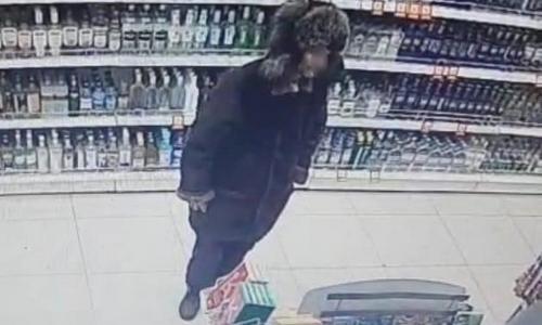 в белогорске разыскивают мужчину в меховой шапке, подозреваемого в краже денег с карты