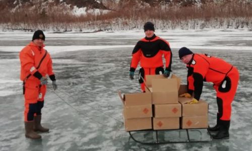 спасатели начали взрывать лед на реке амур
