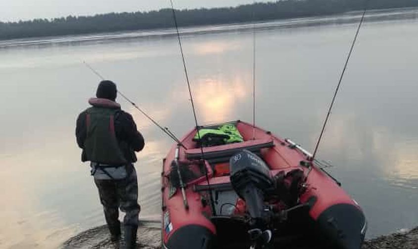 на дамбе в малиновке пропали двое рыбаков
