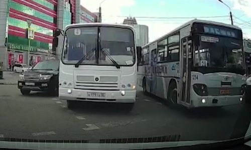 решил проскочить: благовещенец снял на видео маневр водителя автобуса № 4
