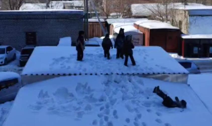Опасные прыжки детей по гаражам запечатлели офисные работники в Благовещенске