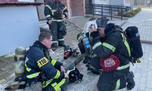 в благовещенске в жилой многоэтажке произошел пожар, эвакуировали десятки человек