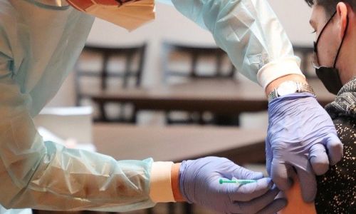 план вакцинации от коронавируса в амурской области подняли до 80 % населения
