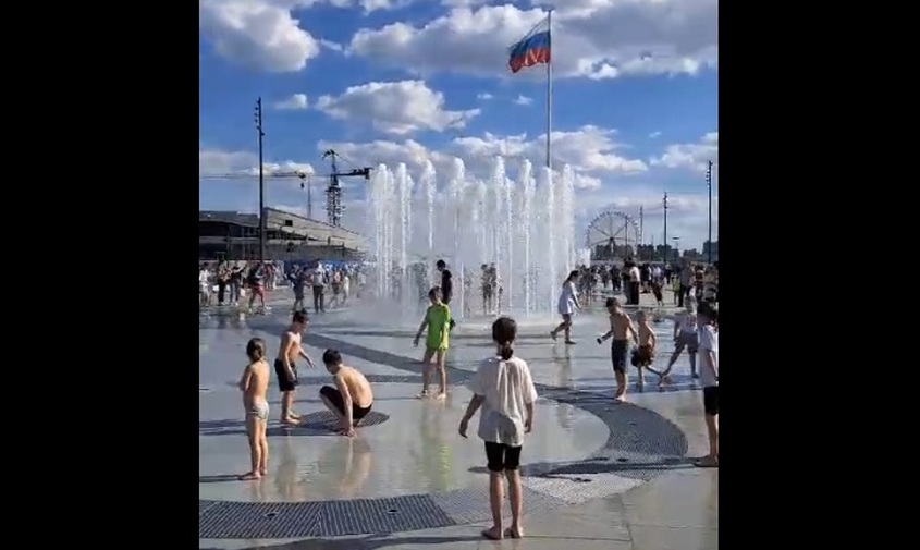 «как дикари какие-то»: в благовещенске купающиеся дети и подростки оккупировали новую аллею фонтанов
