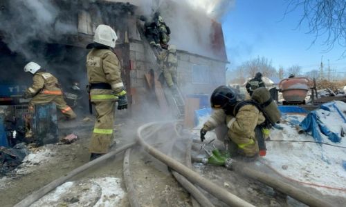 два автомобиля спасли пожарные в шимановске