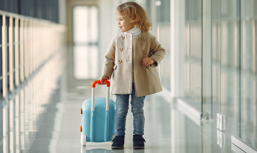 Даже без родителей: в России детям с любым взрослым билет на самолет обойдется в два раза дешевле
