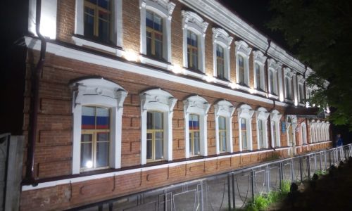 историческое здание лицея № 6 в благовещенске подсветили невидимыми прожекторами
