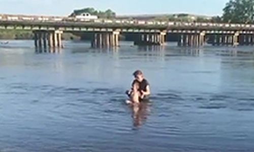 в белогорске женщина искупала плачущего ребенка в холодной реке
