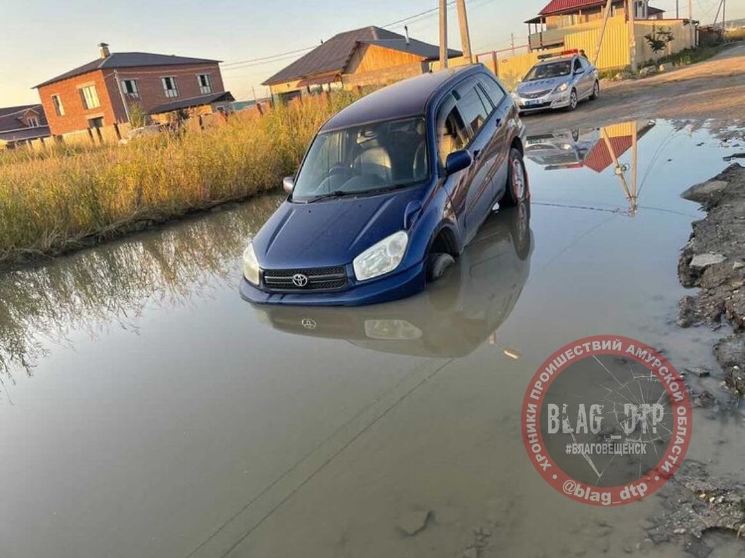 Нырнул и не вынырнул: чигиринская лужа на дороге «поймала» автомобиль