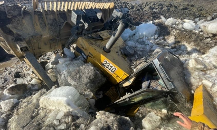 в зейском районе бульдозер провалился под лед: машинист погиб
