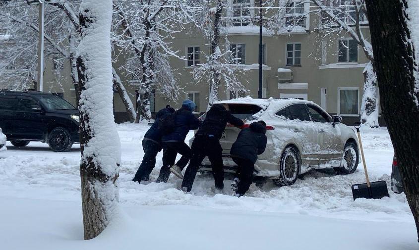 «просто молча помогают»: жители благовещенска вместе справляются с последствиями снежной стихии
