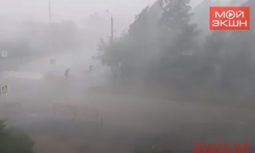 вот оно какое, наше лето: в шимановске сняли на видео велосипедиста, едущем в буре
