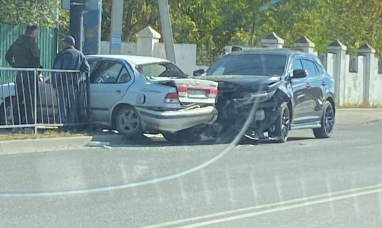 в благовещенске иномарку отбросило на столб после столкновения с другим автомобилем