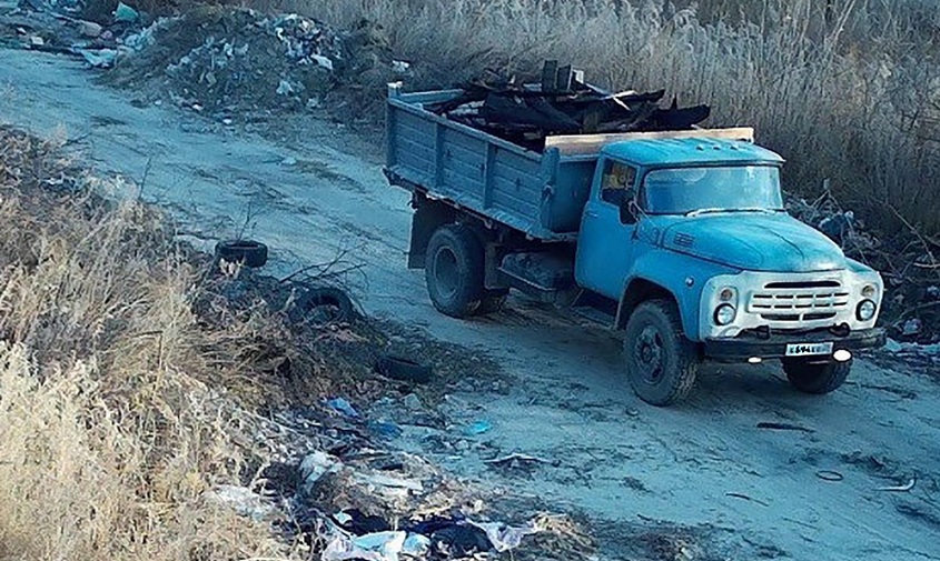 в приамурье очередной любитель выгрузить мусор в неположенном месте «попался» в фотоловушку
