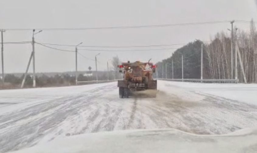 дорожники устраняют последствия снегопада на трассах приамурья
