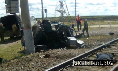 в шимановском районе  поезд сбил спецтехнику, водитель погиб