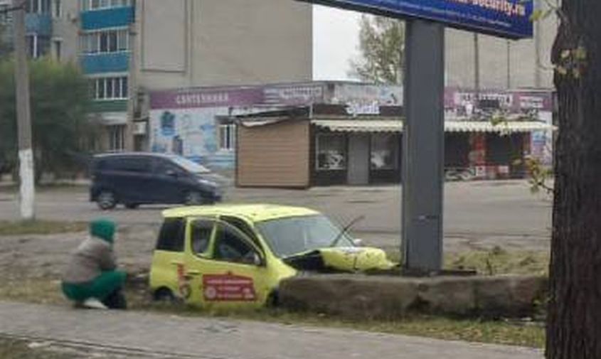 в белогорске водитель погиб, врезавшись в рекламный щит