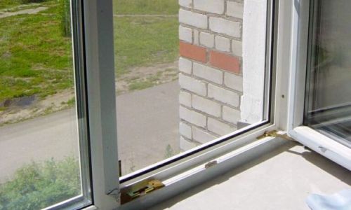 в белогорском районе из окна третьего этажа выпал 4-летний мальчик