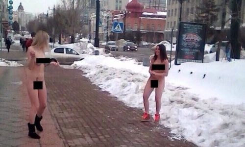 В Хабаровске абсолютно голые девушки играли в снежки в центре города - Аргументы Недели