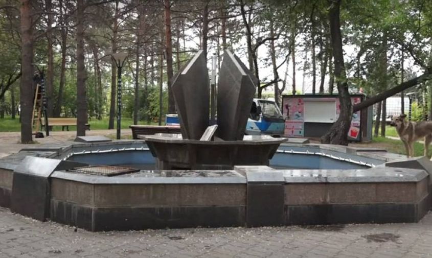 «это сделали взрослые»: в белогорске вандалы разгромили фонтан в парке «амурсельмаш»
