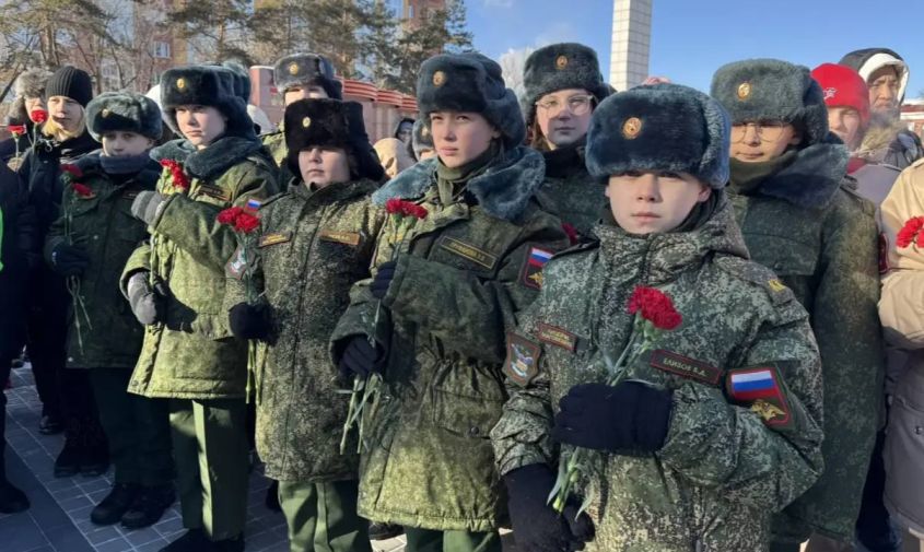 В память о прорыве блокады Ленинграда в Благовещенске возложили цветы на площади Победы