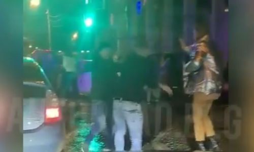 ночью возле благовещенского кафе произошла массовая драка, пострадал автомобиль