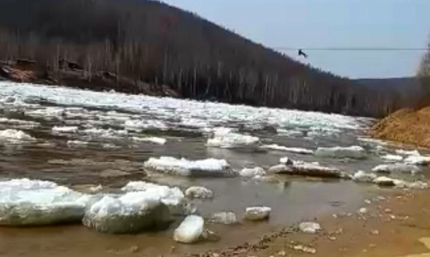 на севере приамурья мужчина перелез по паромному тросу через реку с бурным ледоходом
