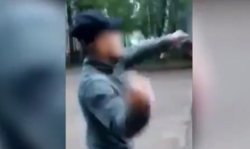 один — снимал, второй — метал: мужчина бросил страйкбольную гранату в тындинский отдел полиции