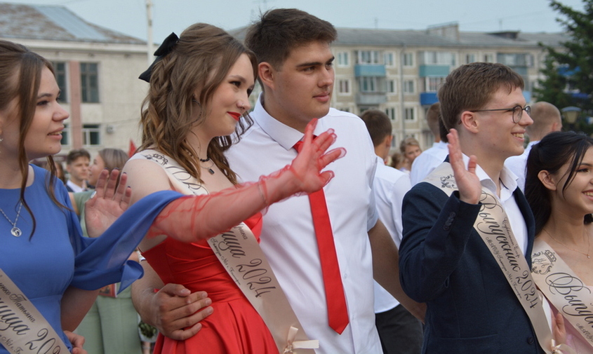 улыбки, красивые платья и немного слез: в белогорске прошел общегородской выпускной бал
