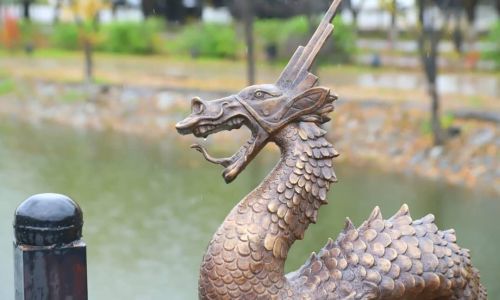 на «лунном» мосту в благовещенском парке дружбы появился бронзовый дракон