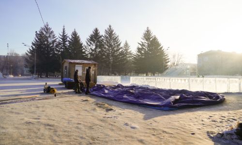 лед ужасный, прокат закрыли: жители свободного недовольны катком на центральной площади
