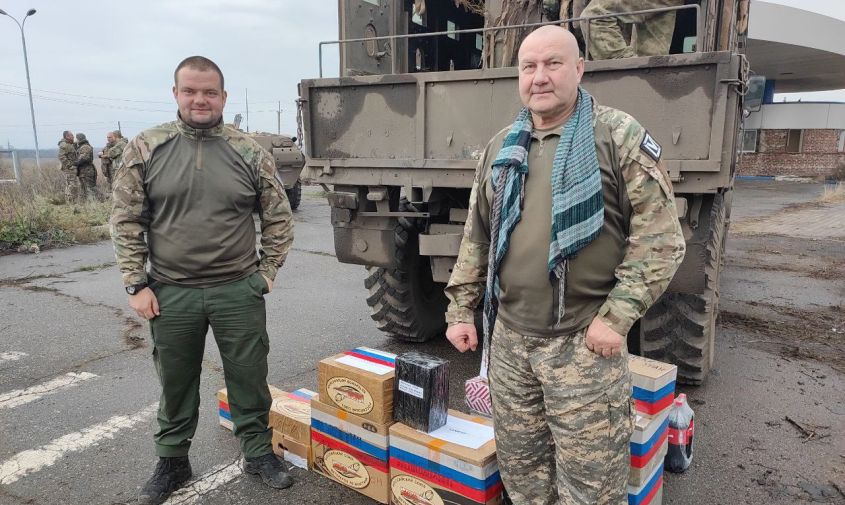 «ушел добровольцем»: в благовещенске к портрету погибшего на сво вячеслава вощевоза несут цветы
