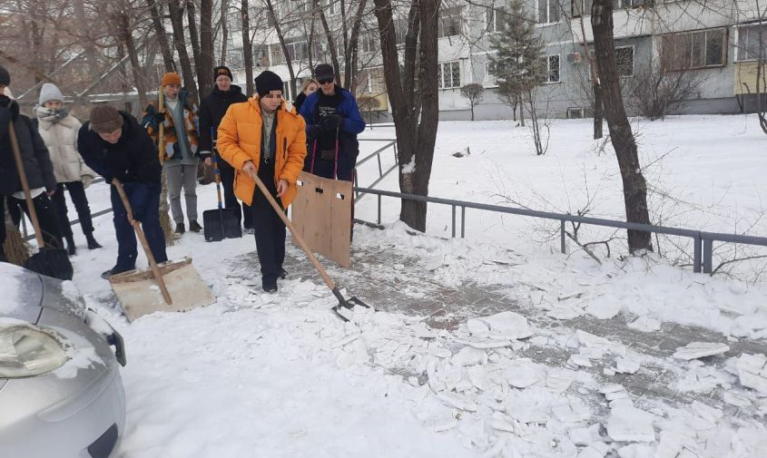 старшеклассники и студенты присоединились к уборке благовещенска от снега
