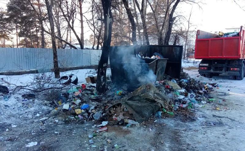 В Благовещенске из-за неостывшей золы горели мусорные контейнеры и спецтранспорт