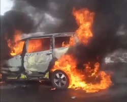 На Райчихинской трассе сгорел автомобиль такси 