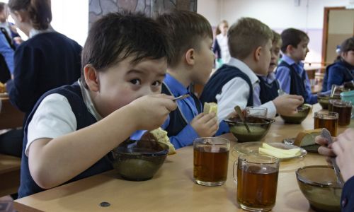 не хватает поваров, зато меню отличное: в белогорске проверили качество организации горячих завтраков для школьников
