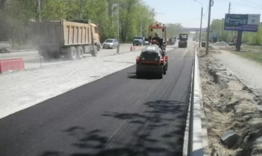 в благовещенске на игнатьевском шоссе дорожники начали укладывать асфальт
